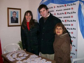Patti Jr., junto a la concejal Patricia Césari y una militante del Paufe, tras la reciente inauguración de una casa partidaria en Matheu (Gentileza: El Sitio de Escobar).