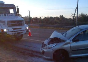accidente1 Los vehículos quedaron sobre la banquina.