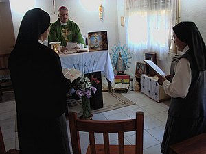 misa El Obispo compartió una misa con las hermanas.