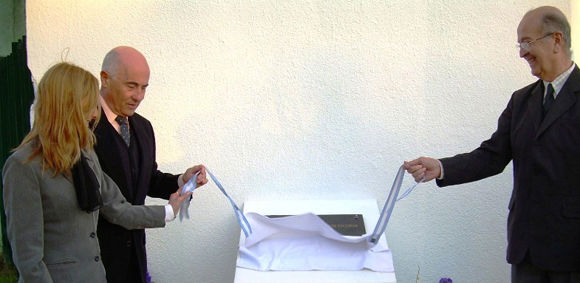 UBA Silvio González y otras autoridades, en 2007, descubren la placa del futuro edificio.