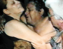 Gerez, abrazado por su esposa, al reaparecer.