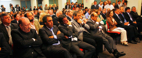Guzmán, en la primera fila de intendentes que asistieron al llamado de Alicia Kirchner.  