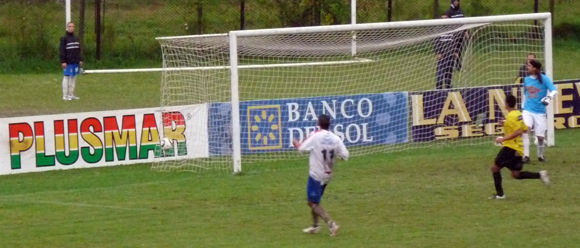 Pelanda acaba de meter el gol de la victoria para el tricolor en  la lluviosa tarde de Agronomía.