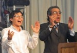 Sandro Guzmán y su hijo Gabriel, en el cierre del acto, cantando la marcha peronista.