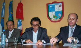 <p>Guzmán, en el estrado, acompañado por José Rognone y Elio Miranda.</p>