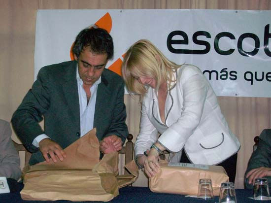 licitacin-interior-web Guzmán y Alvarez Rodríguez abren los sobres con las dos ofertas.