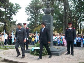 25-de-mayo-interior-web El Intendente y el subsecretario de Infraestructura, Rubén Cabrera, colocaron una corona de laureles en el busto de San Martín.