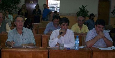 hcd-interior-web El concejal Carranza, en uso de la palabra, flanqueado por Palau y Ferreyra.