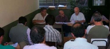 Consejeros escolares y oferentes, en la apertura de sobres.