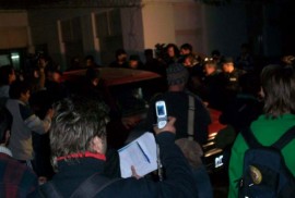 carrascosa-interior-web Carrascosa sale de la comisaría, flanqueado por periodistas y curiosos.