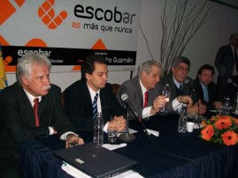 Las autoridades, en la mesa principal.