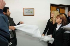 Ramos y Rabolini descubren una placa.