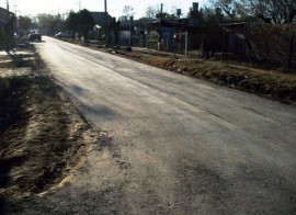 El nuevo asfalto sobre la calle Tupac Amaru, con algunas fallas en la terminación.