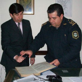 Gómez firma su partida ante el Jefe Distrital.