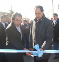 scioli-web Guzmán y Scioli cortan las cintas en la esquina de Quinteiros y Lavalle.