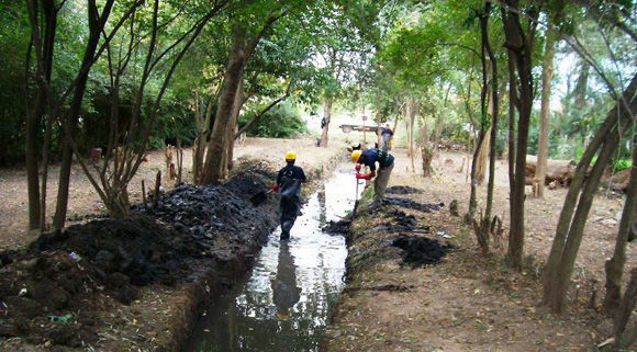 El arroyo Bedoya es uno de los sitios donde continúan los trabajos de limpieza.