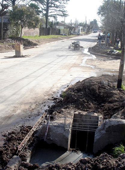 asfalto En calle Mitre solo falta terminar los desagües.