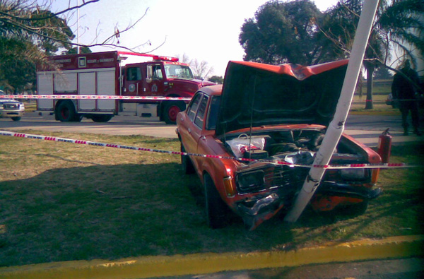 imagen053 El Taunus terminó con su parte delantera dañada.