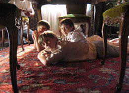 escena Abril, en el papel de "Norita", con sus hermanos.