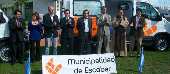 Las autoridades municipales, durante la presentación de las nuevas unidades.
