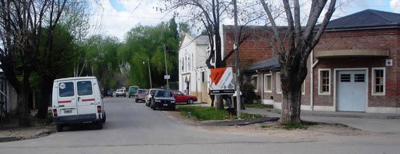 El asfalto en la calle Piedrabuena, en el barrio San Javier de Garín.