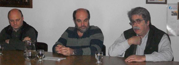 Juan Butori, Edgardo Pacentrilli y Miguel Jobe, durante la charla del sábado en el Club de Leones.