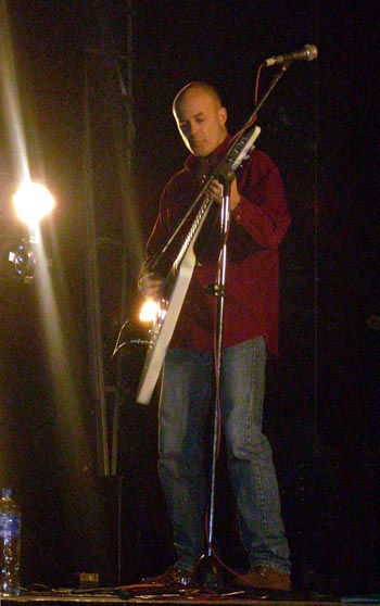 jaf JAF y su guitarra, dueños del escenario.