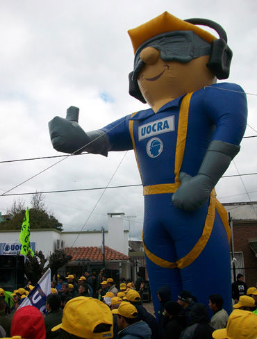 El muñeco inflable de la UOCRA, imponente.