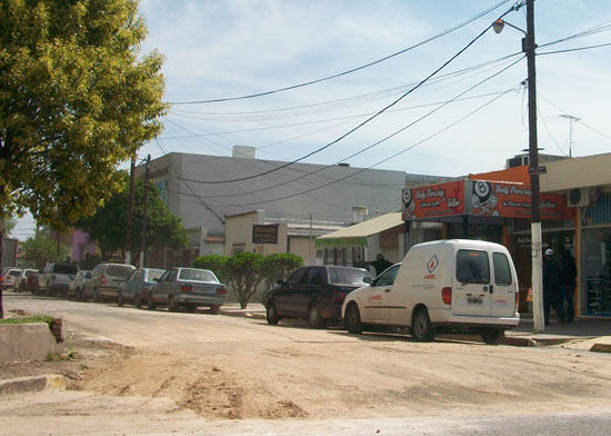Spadaccini esquina Sarmiento, de tierra y asfalto.