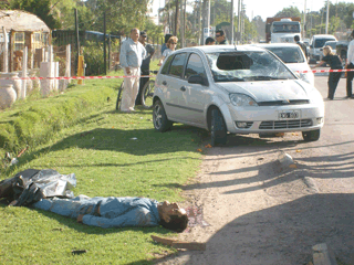 El ciclista salió despedido por el aire varios metros.