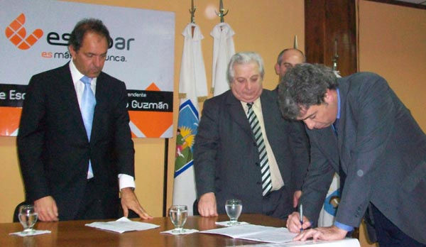 El presidente de la Cámara de Comercio, Hernán González, suscribió uno de los convenios de adhesión.