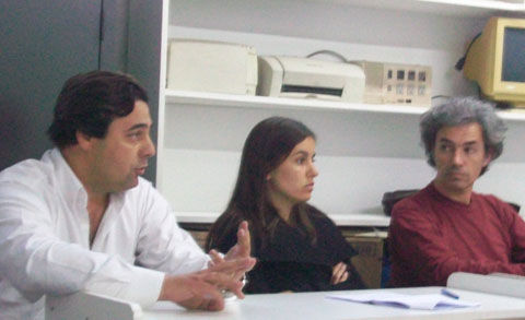 El empresario inmobiliario Marcelo Vieytes expone su postura. A su izquierda, el arquitecto Víctor Berisso.
