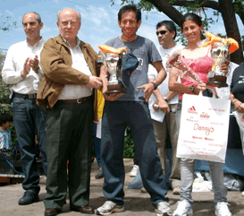 Los ganadores, premios en mano, junto a autoridades municipales.