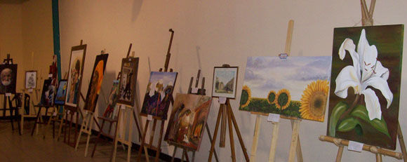 Entre otros talleres, se dictan clases de pintura para todas las edades.