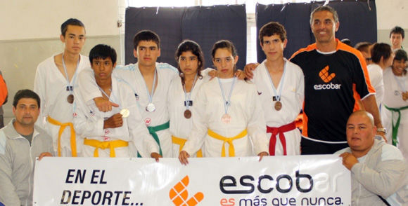 El equipo de taekwondo, que brilló en Mar del Plata, junto al subsecretario de Deportes, Julián Montessano. 