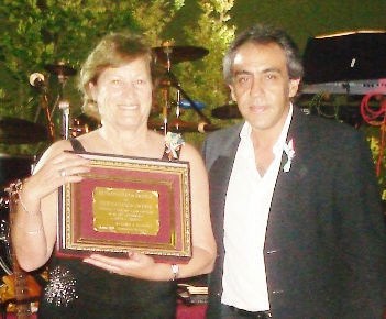 Irma Mucci recibió una plaqueta de manos del Intendente.