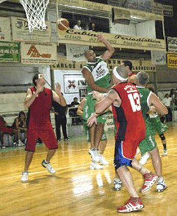 básquet Arenal volvió a ganar y se prendió arriba.