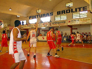 básquet Por un triple, el Rojo se quedó con el clásico.