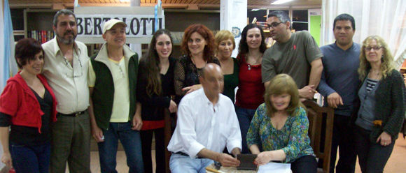 Tropeano, junto a Dozzo y el grupo de artistas que representó "El Cofre".