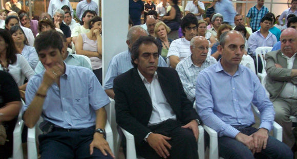 Luis Carranza, Sandro Guzmán y Elio Miranda, en la primera fila de la sala.