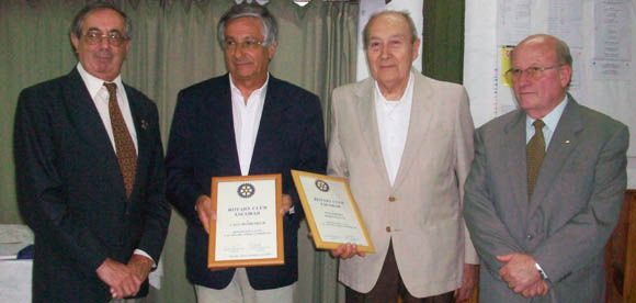 El presidente de Rotary, Amelio Fumagalli; Domenech, Bertolotti y el rotario Juan Carlos Papa.