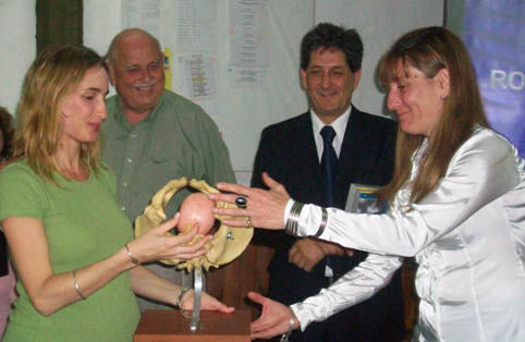 La licenciada Cervi recibe la pelvis femenina de manos de Pilar Zunino.