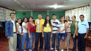 Equipo docente y alumnos del Instituto Sor María de Lombardi (Río Blanco. Nicaragua).