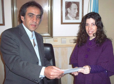 convenio El Intendente posa junto a Romina Vergani, tras la renovación del convenio.