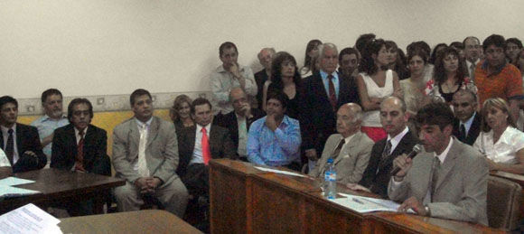 Luis Carranza en uso de la palabra, observado por el Intendente y sus funcionarios.