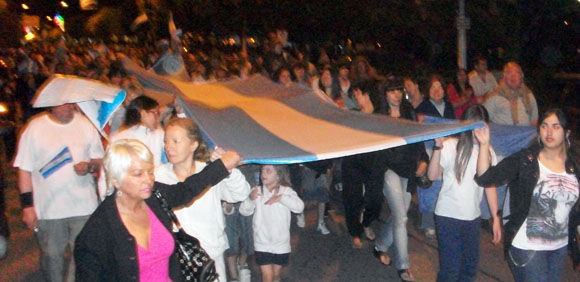 El celeste y blanco de la bandera argentina fue el color predominante de la manifestación.