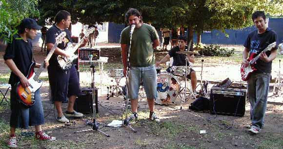 Sin mucho público, las bandas llevaron su rock al paseo de la estación de Escobar.