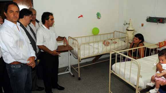 Daniel Scioli, Alejandro Collia y Sandro Guzmán, en una sala del hospital Erill.
