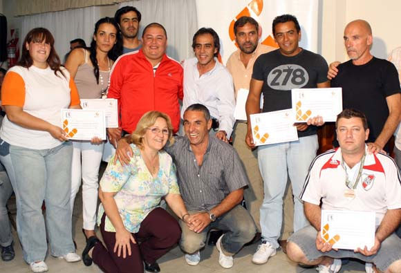 Junto a algunos finalistas, posan Pavoni, Montessano (de cucliyas) y el intendente Guzmán.