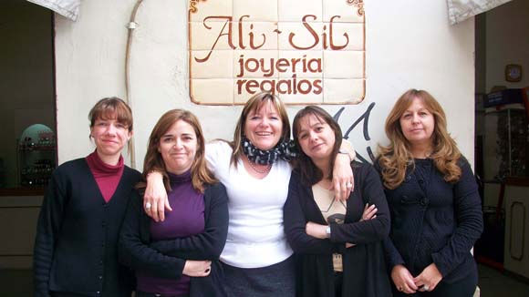 Las empleadas, una de las claves que Alicia González destaca en el éxito del negocio.